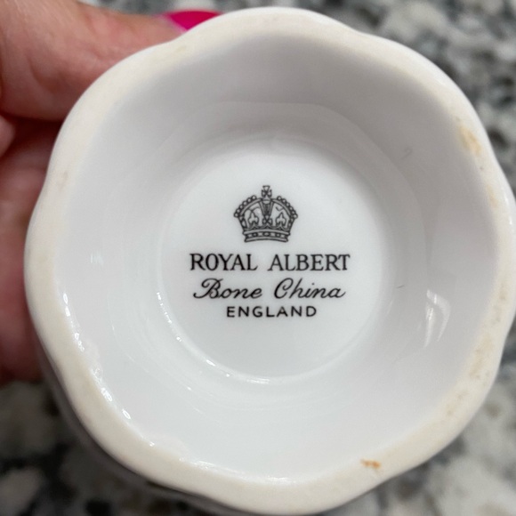 EUC ROYAL ALBERT BONE CHINA TEACUP AND SAUCER WITH ROSES AND OTHER FLORAL DECOR - Picture 8 of 12